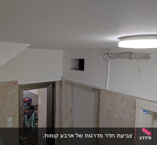 קיר צבוע בלבן עם חור מלבני קטן